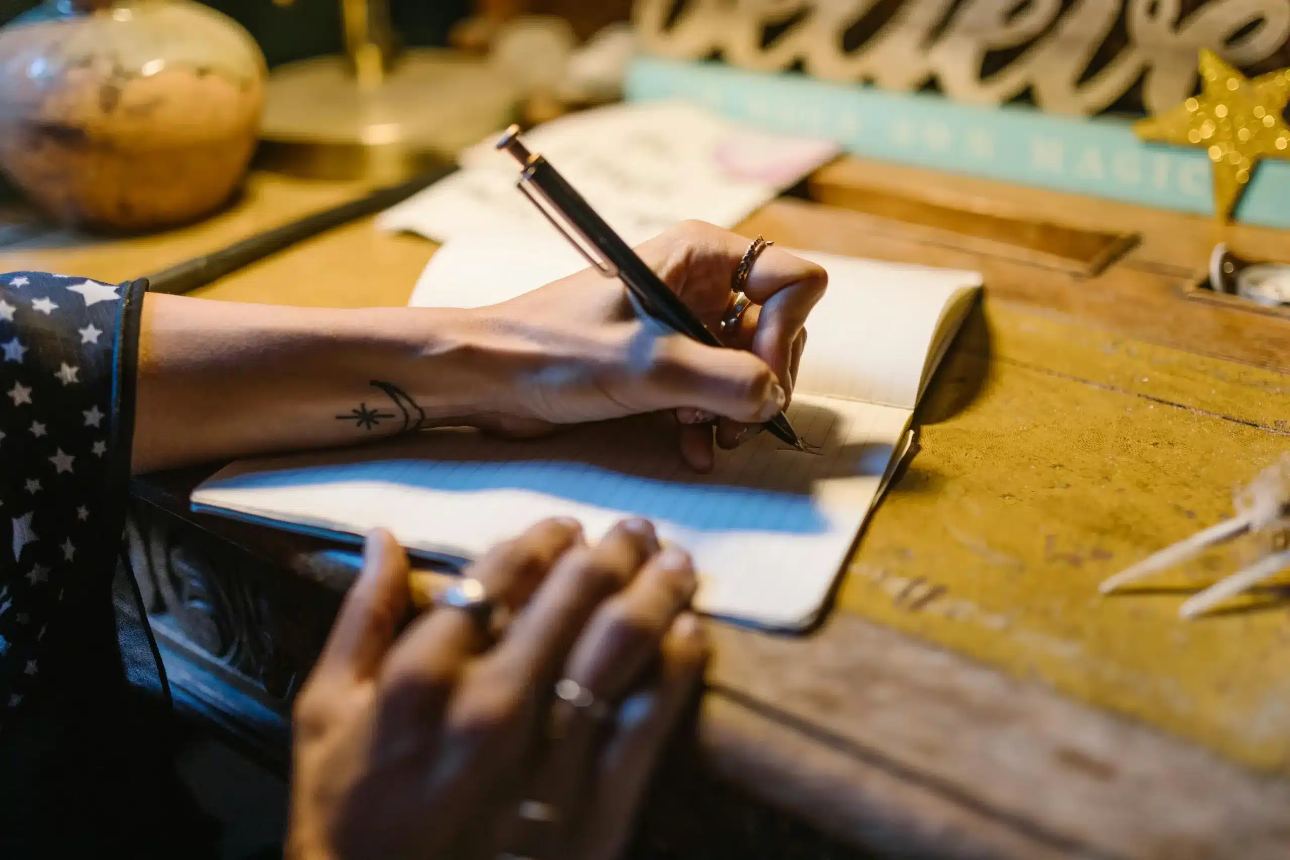 Femme qui écrit dans un cahier sur un bureau